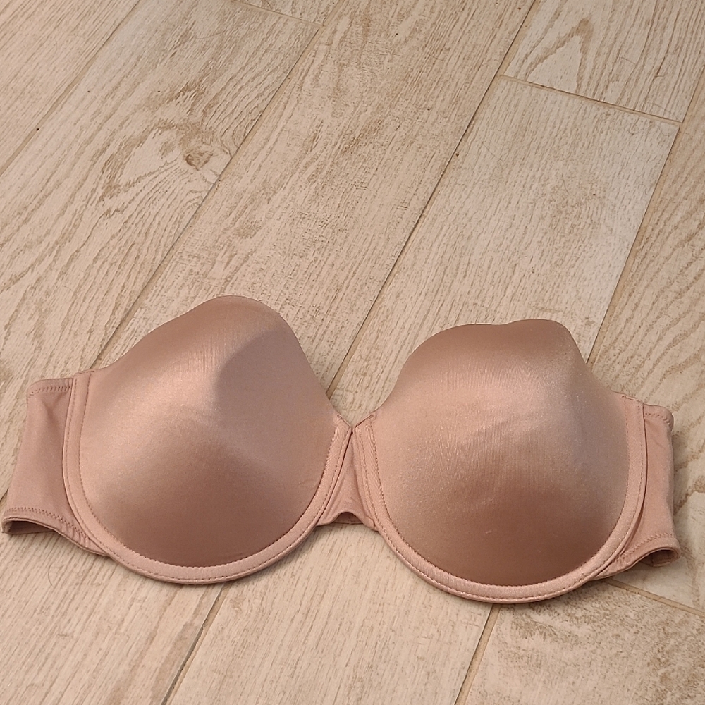 Secret Treasures Blush Underwire Strapless Bra In A Size 42D, EUC!